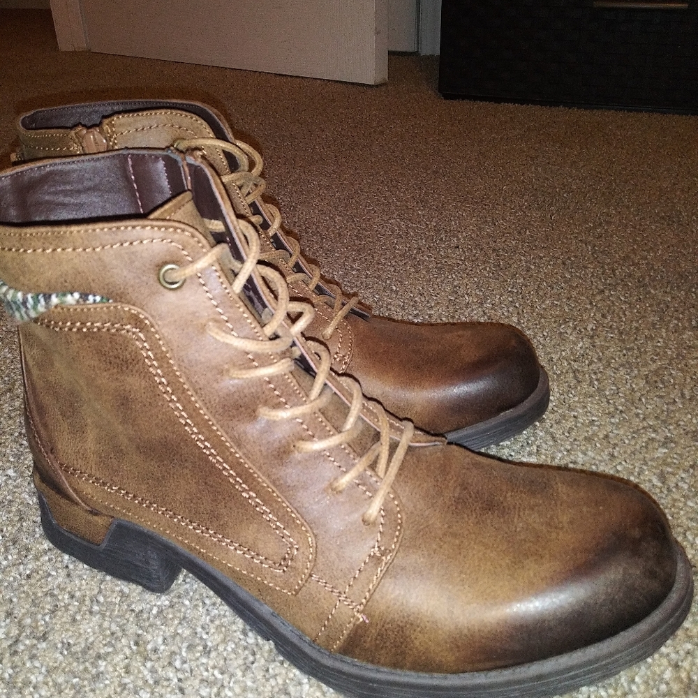 Boots - Picture 4 of 5